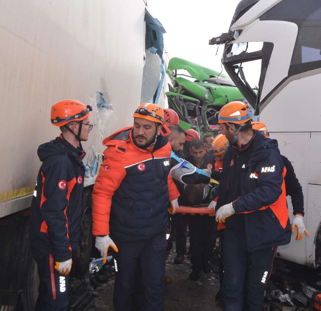 Sis ve buzlanma 11 aracı birbirine kattı! 20 yaralı var 5